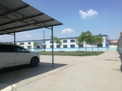 德州健之源地處魯西北平原，毗鄰黃河故道森林公園，生產(chǎn)條件環(huán)境優(yōu)越，擁有現(xiàn)代化的廠房，標(biāo)準(zhǔn)化的生產(chǎn)車間，公司擁有三證：SC食品生產(chǎn)許可證、GMP證、食品出口生產(chǎn)企業(yè)證書，生產(chǎn)過程中采用ISO22000管理體系進(jìn)行科學(xué)管理，并擁有近十年的生產(chǎn)加工經(jīng)驗(yàn)，產(chǎn)品口感、湯色、功效等各項(xiàng)指標(biāo)均能達(dá)到客戶滿意，生產(chǎn)采用全自動(dòng)帶線帶牌袋泡茶包裝機(jī)生產(chǎn)線，有全套的粉碎和超微粉碎、分篩、烘干、滅菌、制粒、制袋等設(shè)備，科學(xué)的生產(chǎn)工藝和嚴(yán)格規(guī)范的滅菌殺毒技術(shù)。